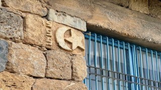 30 yıl önce kendi emeğiyle yaptığı ev turistlerin ilgi odağı oldu