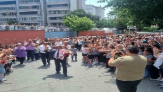 44 Yıllık eğitime adanmış bir hayat: Okul müdürü gözyaşları arasında emekliye ayrıldı