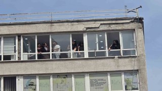 8 katlı iş hanından düşen sıva parçaları 2 kişiyi yaraladı