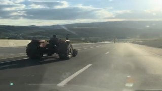 80 kilometre hızla giden aracı sollayan traktör sürücüsü kamerada