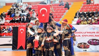 923 öğrenci, 67 ekip, 50 okul: Karsta Halk Oyunları Şenliğinde ter döktü