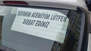 Acemi sürücünün arka cam yazısı dikkat çekti