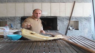 Adanada 40 derece sıcaklarda fırıncıların zorlu ekmek mesaisi