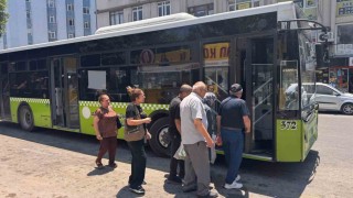 Adanada bunaltan sıcaklarda dolmuş çilesi: Klimayı aç diyoruz, kapıları açıyorlar
