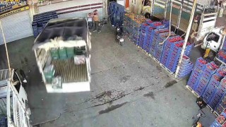 Adanada kamyonetin çarptığı kişi yaralandı