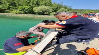 Adanada köprüden düşen kadın itfaiye ekiplerince kurtarıldı