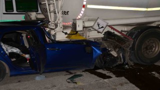 Adanada otomobil tıra çarptı: 1 ölü, 2 yaralı