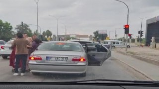 Adanada trafikte kadınlı erkekli kavga kameraya yansıdı