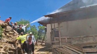Adananın Feke ilçesinde yangın çıkan ev kullanılamaz hale geldi