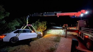 Ağaçlık alana uçan otomobilin acil çağrı sistemi ekipleri harekete geçirdi