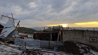 Ağrıda dolu ve şiddetli rüzgar bir evin çatısını uçurdu