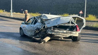 Ağrıda freni tutmayan kamyonet kırmızı ışıkta duran otomobile çarptı: 2 yaralı
