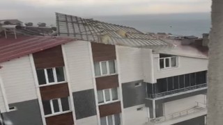Ahlatta fırtına çatıları uçurdu