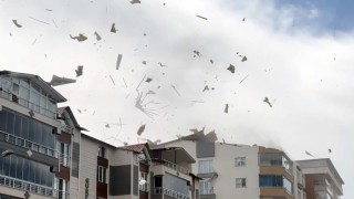 Ahlatta hortum çatıları uçurdu