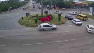 Akan trafiğe rağmen 1 dakika içerisinde Türk bayrağını yerden kaldırdılar