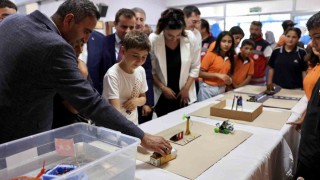 Akçadağ Belediyesinin desteğiyle yenilenen okul sıraları öğrencilere teslim edildi