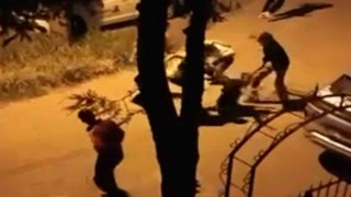 Aksarayda iki grup arasındaki bıçaklı kavga kamerada