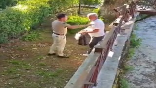 Akşemseddin Hazretleri Türbesinin bahçesinde içki içen şahsa vatandaşlardan teki