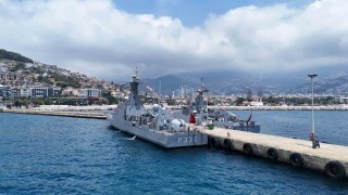 Alanya Limanında savaş gemilerine yoğun ilgi