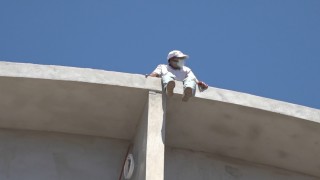 Alanyada çatıya çıkan şahıs ekipleri alarma geçirdi