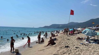 Alanya'da hava 32, deniz 26 dereceyi gördü, turistler sahillere akın etti