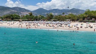 Alanyada hava sıcaklığı 30 dereceyi gördü, turistler sahile koştu