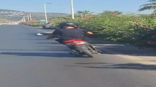 Alanyada motosiklet üzerinde ayakta ilerleyen sürücünün tehlikeli yolculuğu kamerada