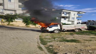 Alanyada park halindeki kamyonette çıkan yangın söndürüldü