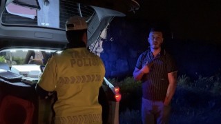 Alkollü sürücü merakına yenik düştü