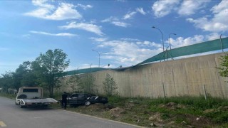 Alkollü sürücünün kullandığı araç askeri birliğin bahçesine uçtu