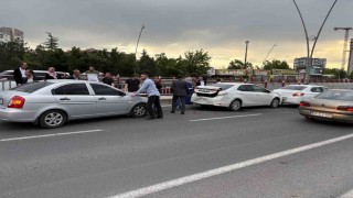 Alt geçit girişinde 4 otomobil çarpıştı: 2 yaralı