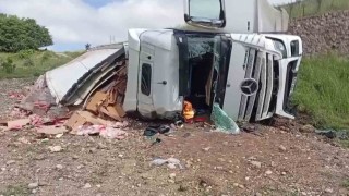 Amasyada tavuk eti yüklü tır şarampole uçtu: 2 yaralı
