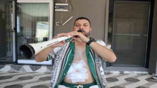 Ameliyattan çıkan hasta solunum egzersizini zurnası ile yaptı