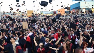 Anadolu Üniversitesinde mezuniyet coşkusu: 5 binden fazla öğrenci kep attı