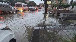Ankarada sağanak etkili oldu, sokaklar göle döndü