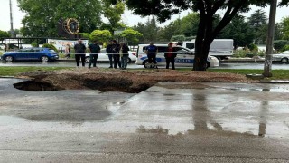Ankarada sağanak sonrası yolda çökme meydana geldi