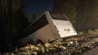 Ankarada servis aracı yol kenarına devrildi: 8 yaralı
