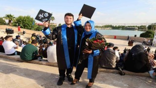 Anne ile oğlu aynı sıradan mezun oldu