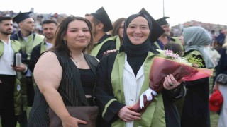 Anne-kızın üniversite yolculuğu mezuniyetle taçlandı