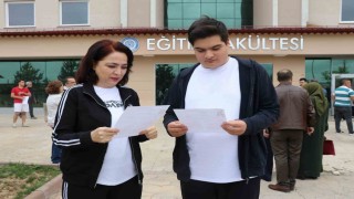 Anne oğul bitişik sınıflarda sınava girdi