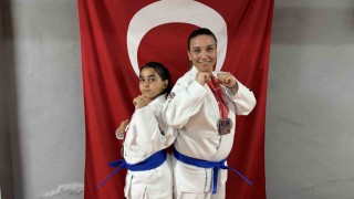 Anne ve kızı  minderde birlikte şampiyonluklara koşuyor