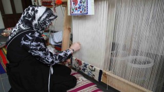 Annesinden öğrendiği sanatı yaşatıyor