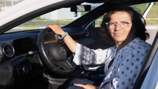 Annesinin mezarını ziyaret edebilmek için 56 yaşında ehliyet aldı, sevincini Kafkas dansıyla kutladı
