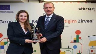 Antalya Büyükşehirin gençlik odaklı çalışmalarına ödül