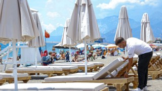 Antalya Halk Plajlarına 150 Ahşap Şezlong Yerleştirildi