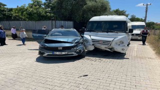 Antalyada okul servisi otomobille çarpıştı: 7si anaokulu öğrencisi 9 yaralı