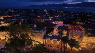 Antalya'nın tarihi kapısı aydınlatıldı