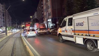 Apartmanda çıkan yangında dumanlar daireleri sardı, bina tahliye edildi
