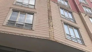 Apartmanın dış cephe kaplaması otomobilin üzerine düştü