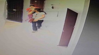 Apartmanın giriş kapısını zorlayan iki şüpheli kamerada